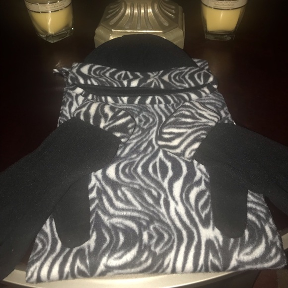 Scarf, Hat & Gloves - Picture 3 of 7